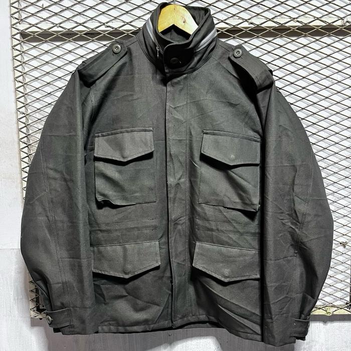 Jaket pria model M65 dengan desain utility klasik yang maskulin dan timeless. Cocok untuk aktivitas 
