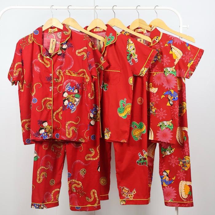 WINGO - Baju Tidur Imlek BerKerah Anak dan Dewasa Shio Ular 2025 Warna Merah Celana Panjang