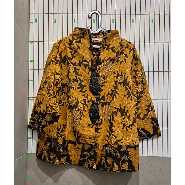 Preloved Blouse Batik Wanita Nic's Motif Flora Kontemporer warna Sogan Coklat Keemasan - Hitam denga