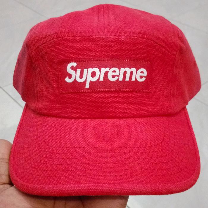 Supreme Topi Merah dengan Logo Putih untuk Gaya Anda