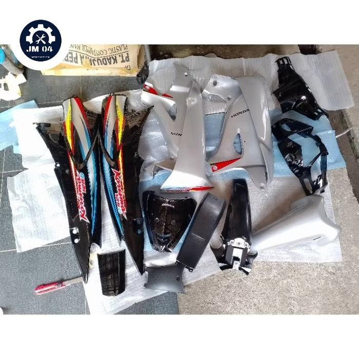 Cover body full halus kasar motoe honda karisma x 125 plus striping warna hitam silver Motorcycle OS