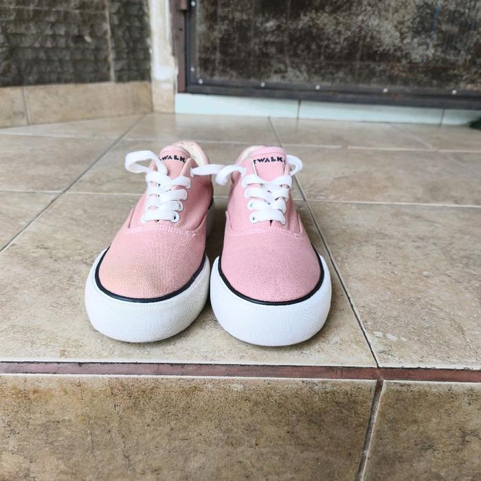 Airwalk Sepatu Kets Wanita Warna Pink dengan Tali Putih dan Sol Putih Nyaman untuk Penggunaan Sehari