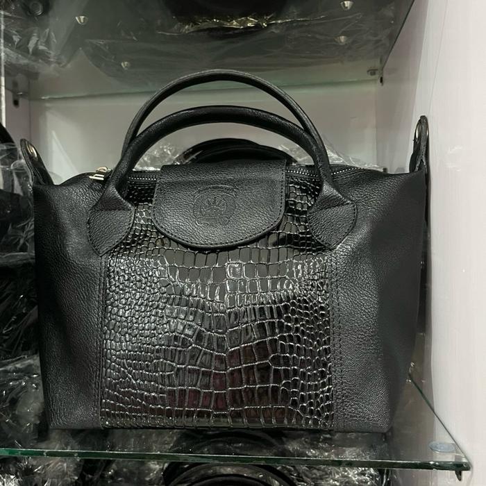 Tas Bhayangkari,model Lc Croco,logo embos,ada tali panjang,ukuran sedang