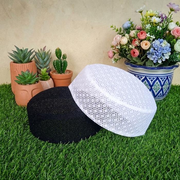 Topi Muslim Modern Hitam & Putih Motif Elegan untuk Kegiatan Harian dan Acara Spesial