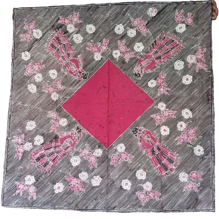 Udeng Batik Tulis Limited Edition Ikat Kepala Tradisional dengan Motif Bunga dan Kotak Merah Menonjo