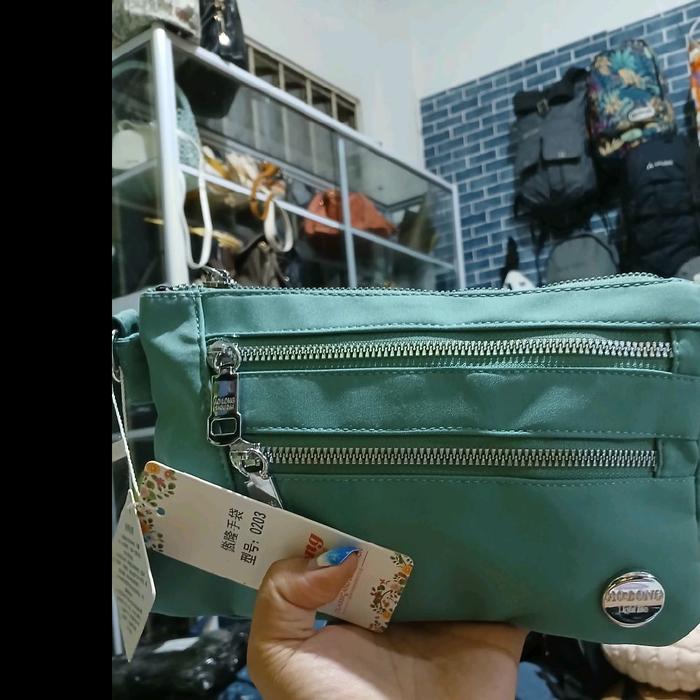 Aolong Sling Bag Wanita Simpel dengan Desain Minimalis dan Fungsi Praktis untuk Sehari-hari