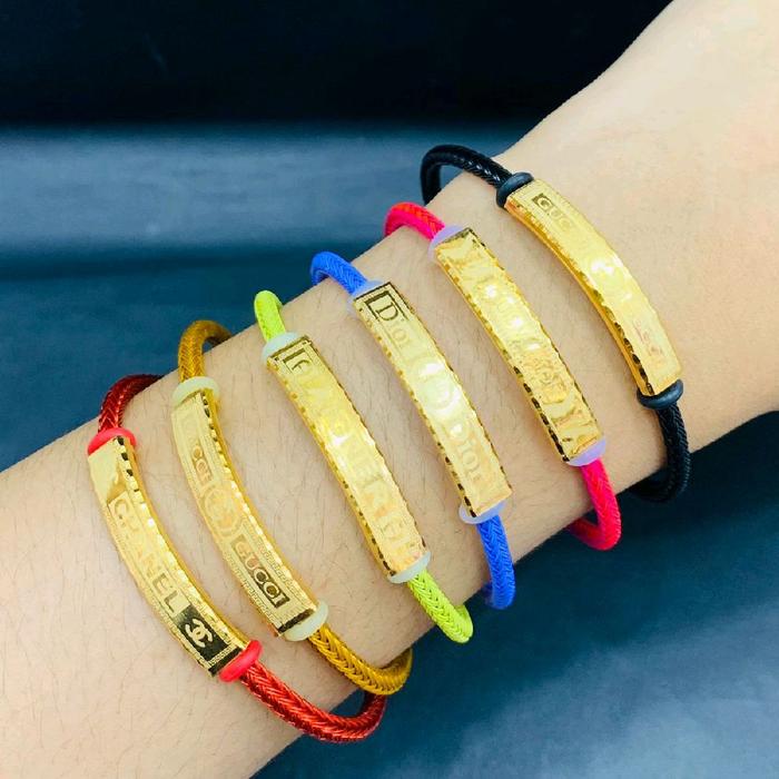Gelang dan mainan emasnya