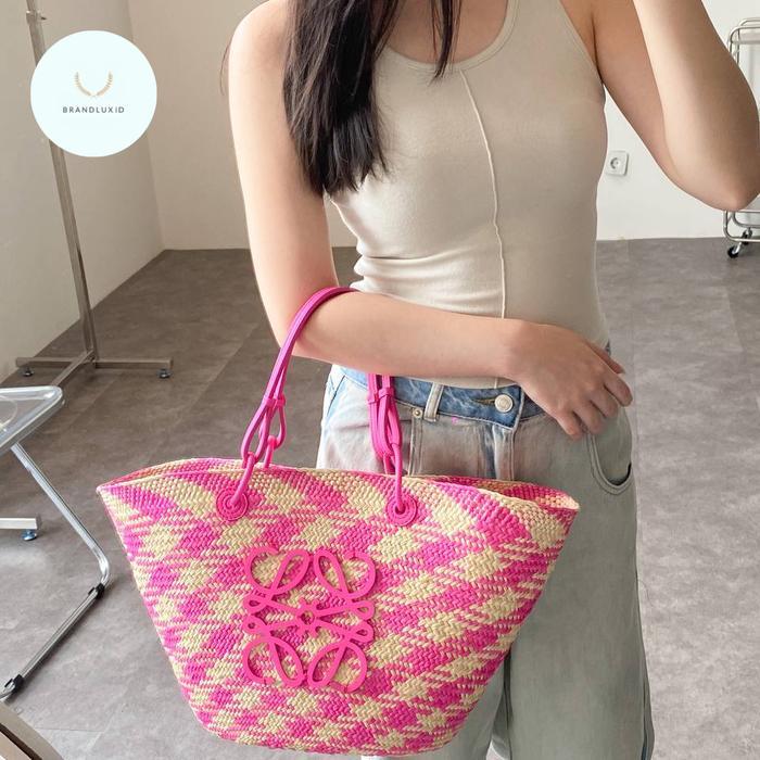 LOEWE ANAGRAM IRACA PALM MEDIUM BASKET BAG FUCHSIA