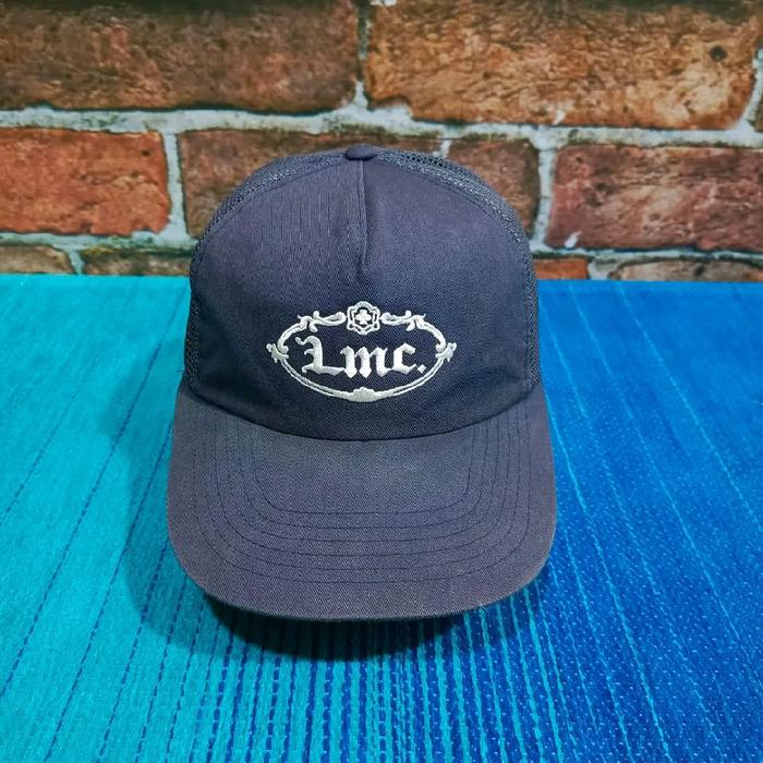 Topi Baseball LMC dengan Desain Elegan dan Logo LMC yang Menonjol
