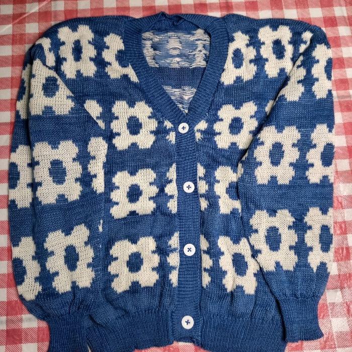 Long Cardy Bunga Biru dengan Motif Bunga Putih untuk Tampilan Elegan dan Nyaman