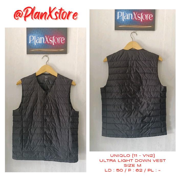 UNIQLO (11 - VN2) ULTRA LIGHT DOWN V NECK VEST FULL BUTTON SIZE M WARNA HITAM