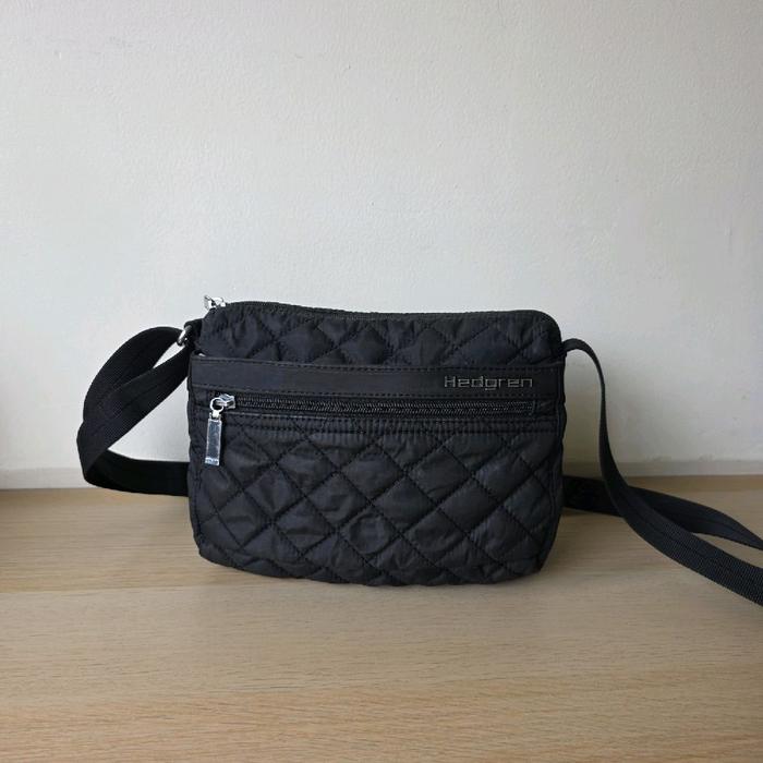 Tas Selempang Hedgren Hitam Puffy Sling Bag