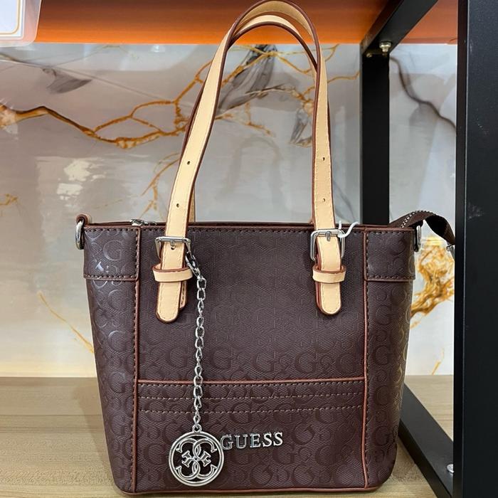 Guess Tas Tangan Wanita Putih dengan Rantai dan Logo G Guess