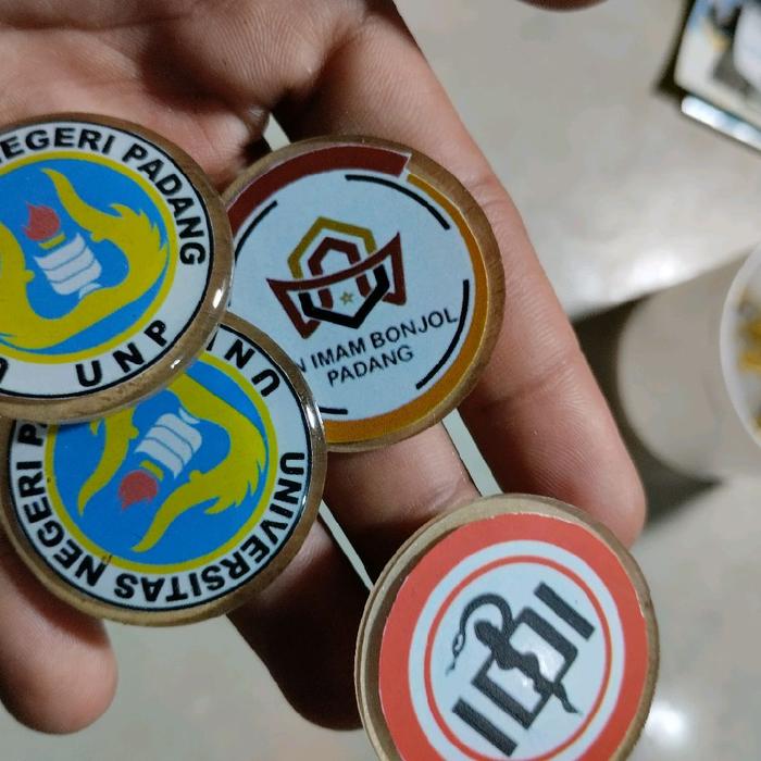 PIN EMBLEM LOGO CUSTOM BAHAN AKRILIK LAPIS RESIN