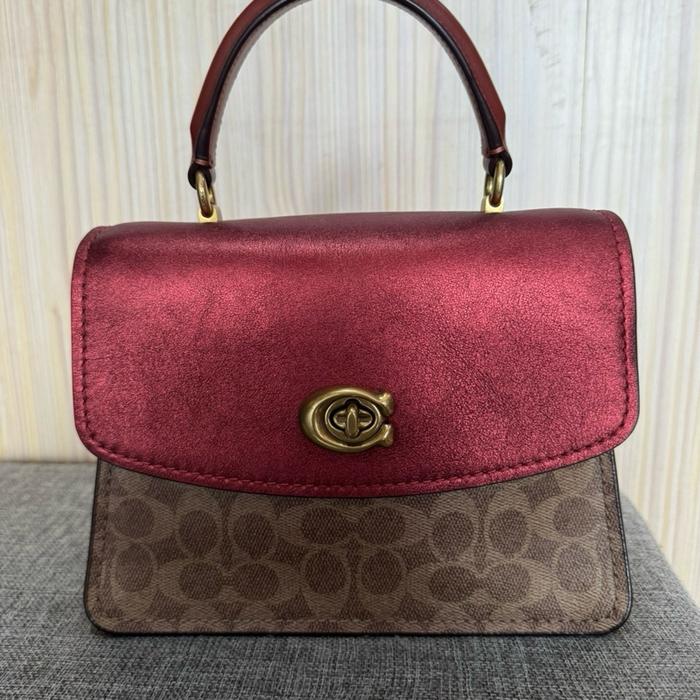 Coach Tas Tangan Wanita Model Signature dengan Warna Merah dan Coklat
