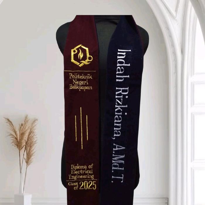 Slempang Wisuda Kalung Bordir Kekinian 1 Hari Jadi 2 Warna depan belakangCustom Maroon Hitam Beludru