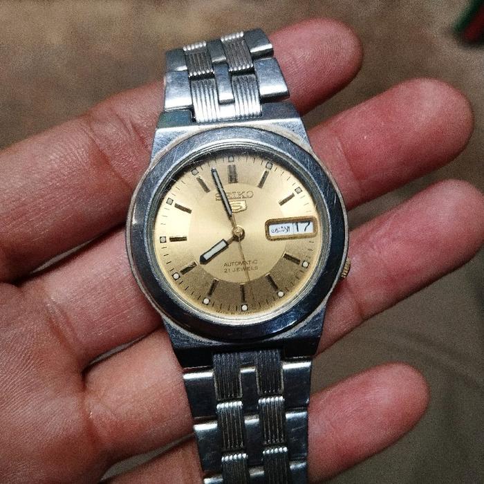 jam tangan vintage Seiko 5 Automatic dengan 21 jewels. Jam tangan ini merupakan model klasik dari li