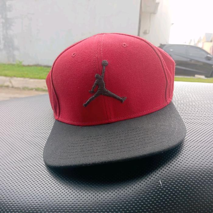Jordan Topi Air Jordan Warna Merah Original dengan Logo Hitam dan Desain Flatbrim