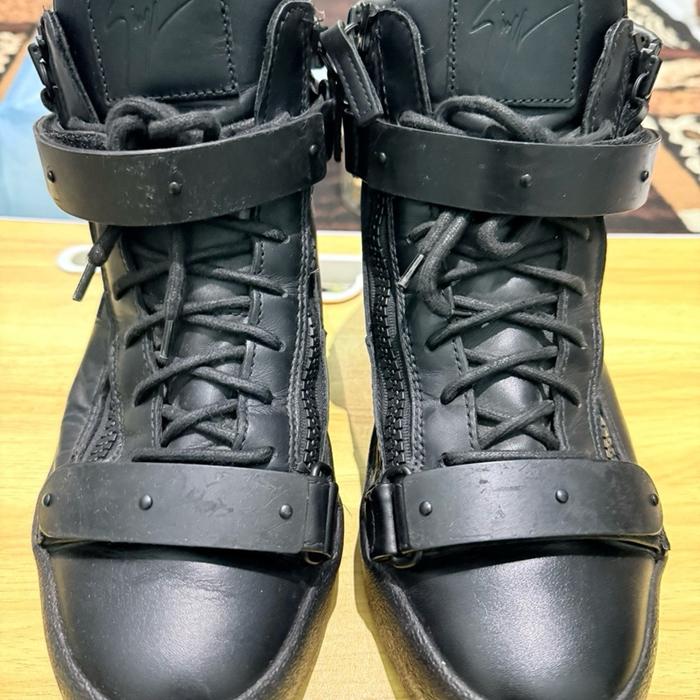 Giuseppe Zanotti Sepatu Preloved Coby Matt Full Black dengan Tali Hitam dan Desain Elegan Shoes