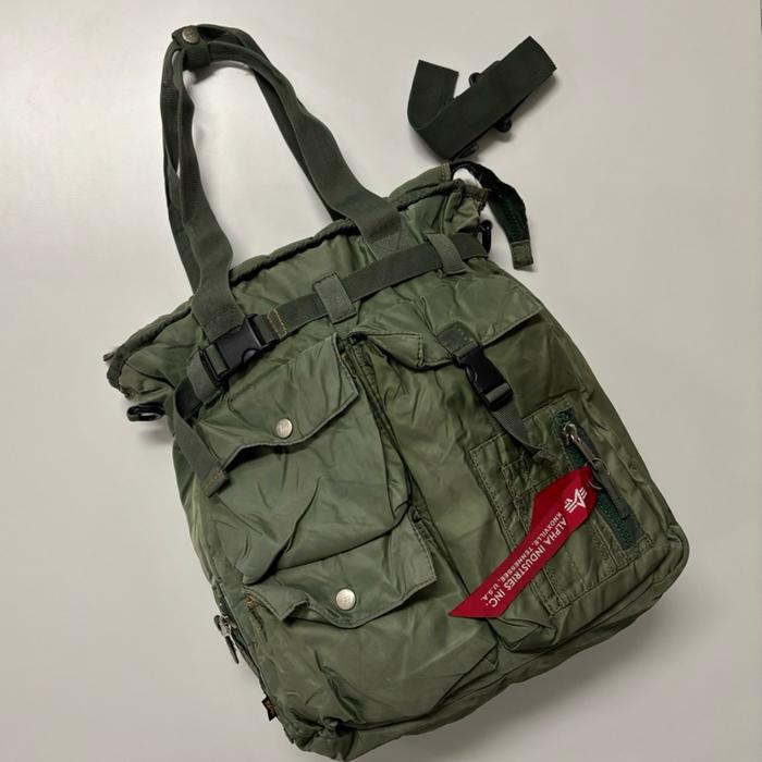 Alpha Industries Tas 2 Way Bag Hijau dengan Desain Praktis dan Fungsi Ganda untuk Penggunaan Sehari-