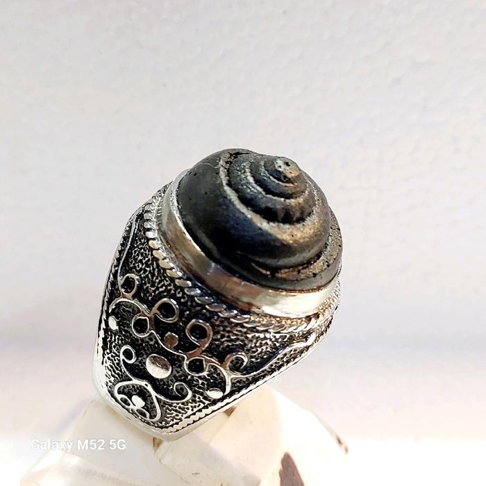 Cincin Badar Besi Motif Keong kol buntet nempel magnet Perhiasan Batu Elegan Ring
