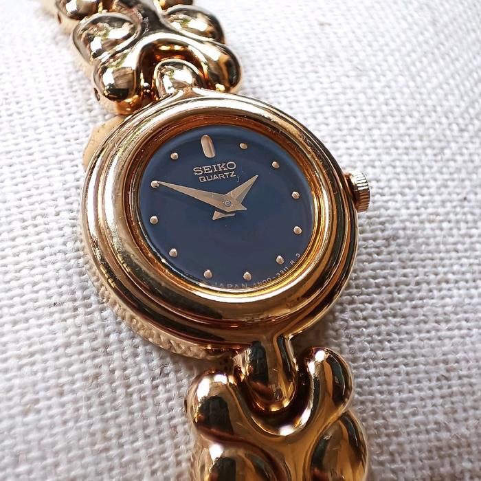 Seiko Vintage Ladies Rantai Gold   Jam tangan klasik dengan desain yang menarik. Cocok untuk wanita 