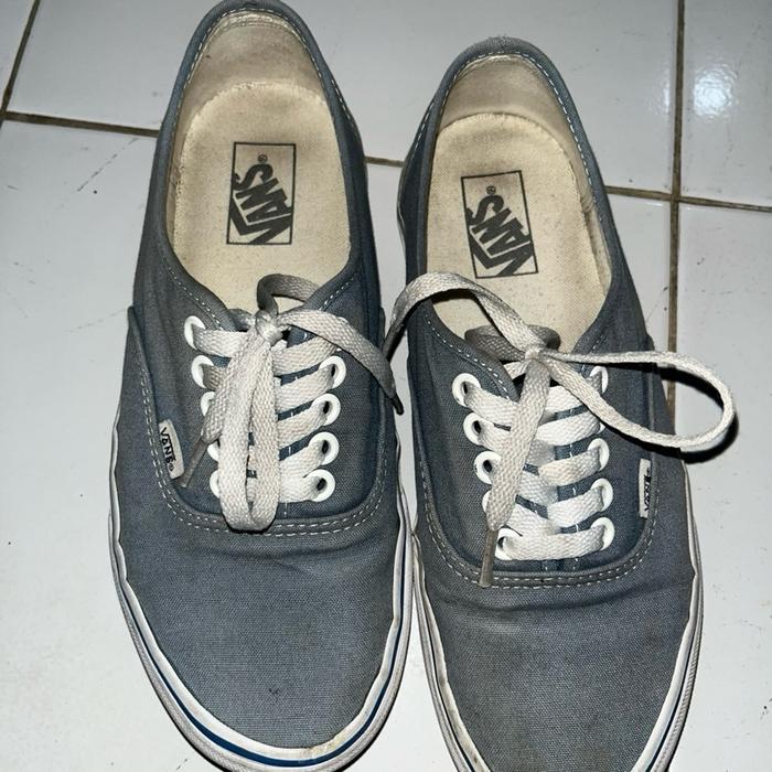 Vans Sepatu Authentic Navy dengan Tali Putih dan Desain Klasik untuk Gaya Sehari-hari