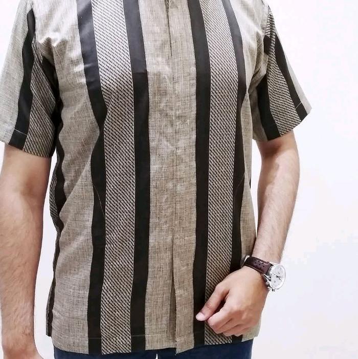 Kemeja Koko Tarbiyah Lengan Pendek dengan Pola Garis Hitam dan Coklat untuk Gaya Casual Pria