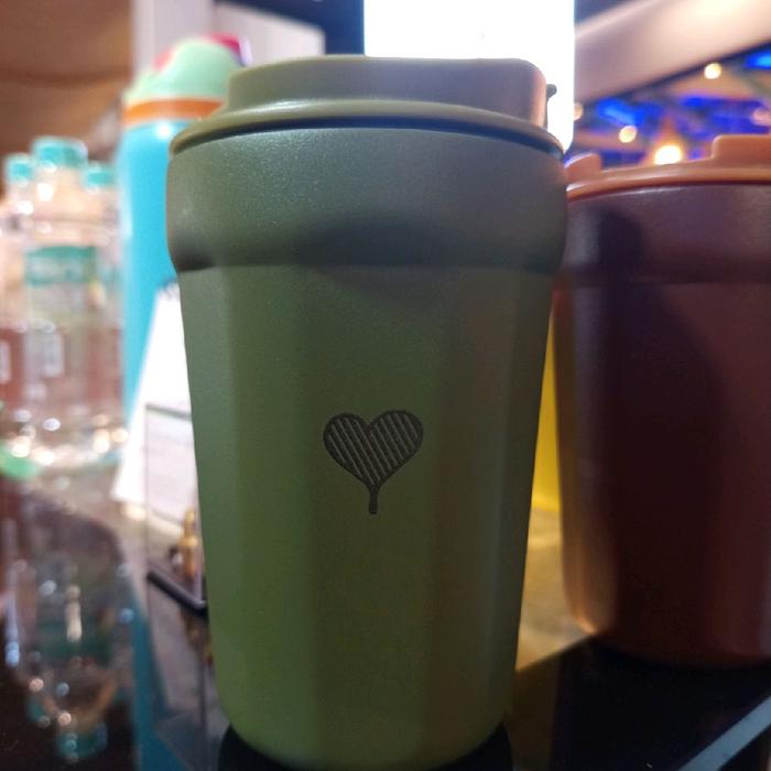 Tumbler Kopi Kenangan dengan Desain Fashion Hijau Tua dan Coklat
