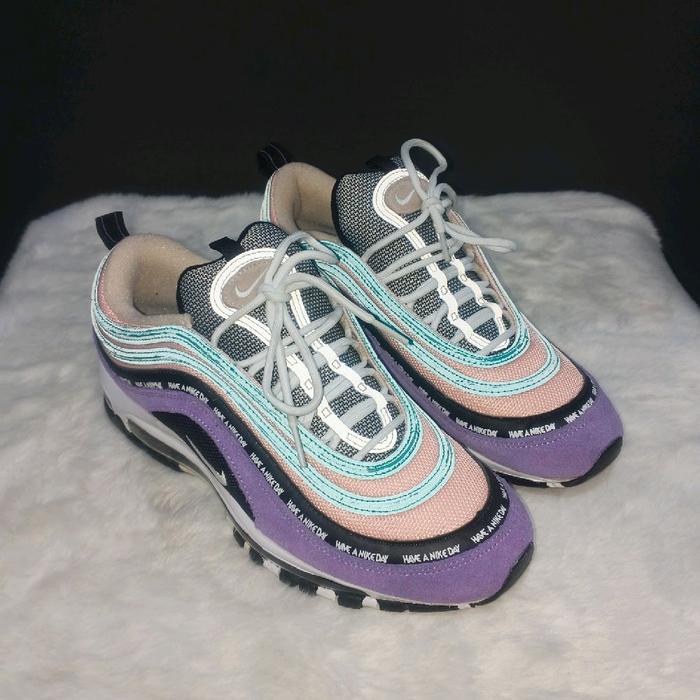 Sepatu Sneakers Airmax 97 Have A Nice Day Size 42 Warna Ungu dan Putih dengan Desain Nyaman