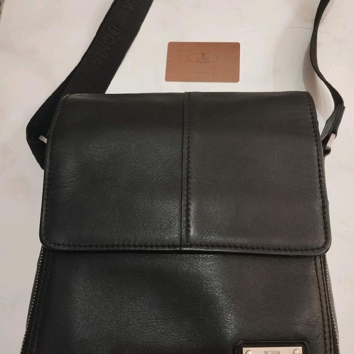 Bonia Tas Slempang Pria Kulit Asli Hitam dengan Desain Elegan dan Fungsi Praktis