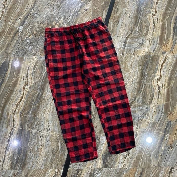UNIQLO Celana Tartan Relax untuk Pria - Desain Nyaman dengan Pola Kotak Merah Hitam