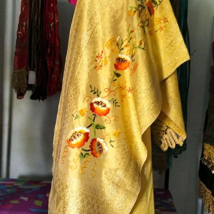 Songket Tabur dan Selendang Kombinasi Suji Cair dengan Desain Bunga dan Warna Kuning