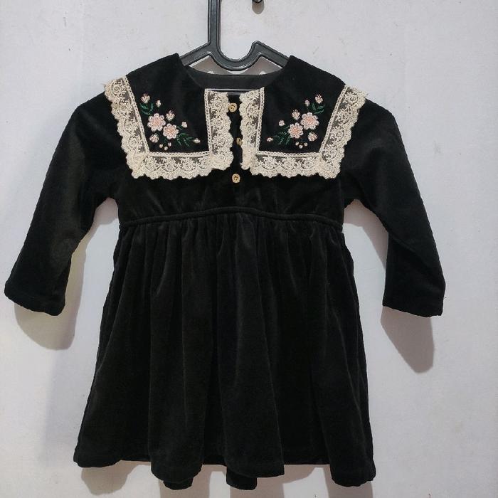 Preloved Dress Classic Hitam Anak Corduroy dengan Hiasan Bunga di Leher, Lengan Panjang