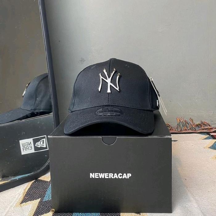 Topi Baseball MLB Caps New Era Logo NY Metal Hitam Silver Topi Baseball New Era Logo New York Plat B