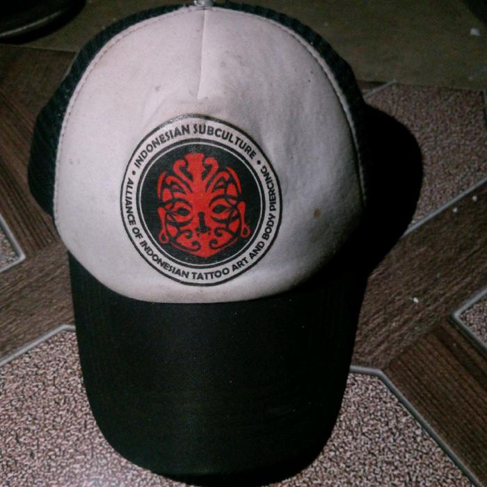 Topi Cap Indonesian Subculture - Desain Unik dengan Logo Merah dan Hitam - Aksesori Fashion untuk Pr
