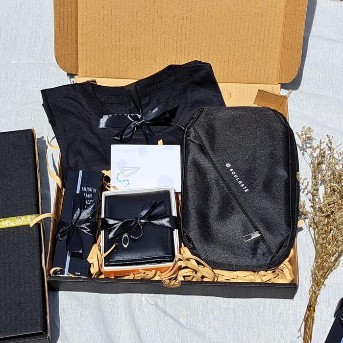 Terlaris Honey Black Box Kado Pria Isi Kaos, Waistbag , Dompet Dan Parfume / Hampers Laki - Laki /