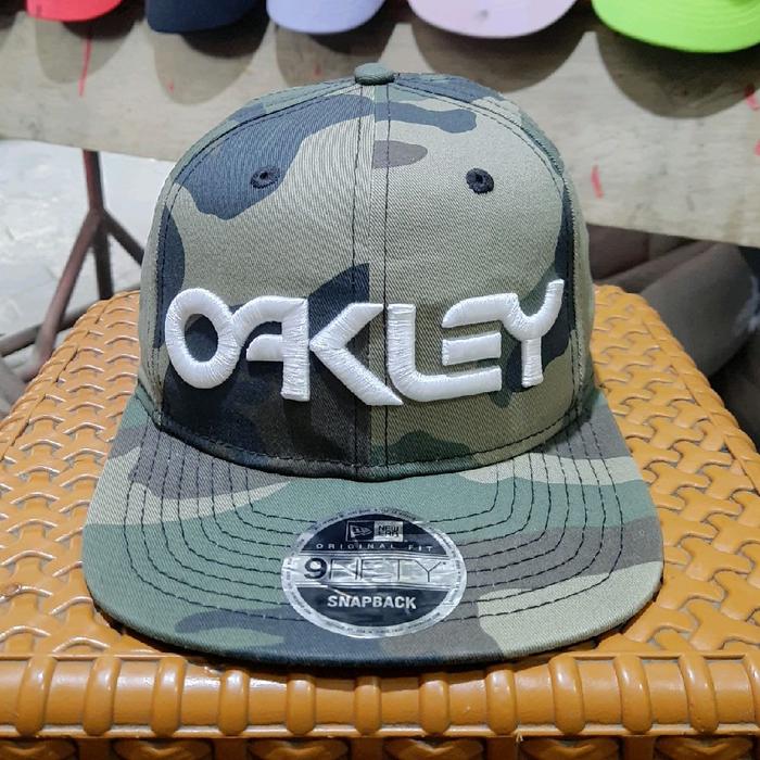 Oakley x New era Topi Snapback 9Fifty Camo Hijau Tropis dengan Logo Putih Outdoor