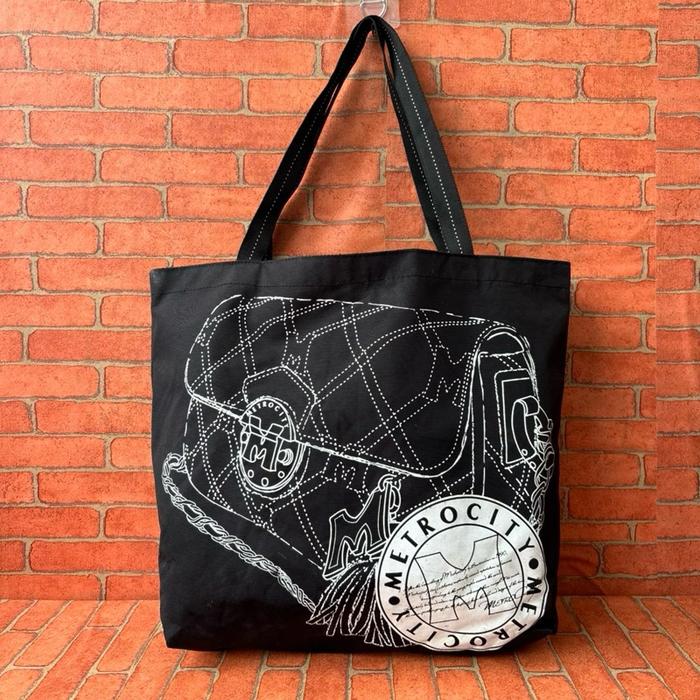 Metrocity Tas Tote Hitam dengan Desain Grafis Unik dan Logo Metrocity untuk Gaya Urban / Tas Tote Be