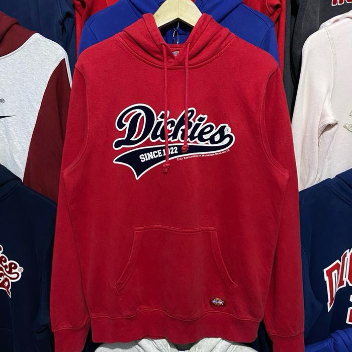 Dickies Hoodie Merah dengan Logo Besar dan Kantong Depan - Sejak 1922