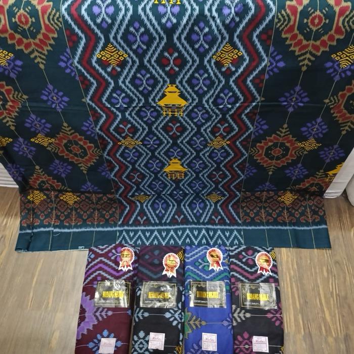 Sarung motif rumah adat karo