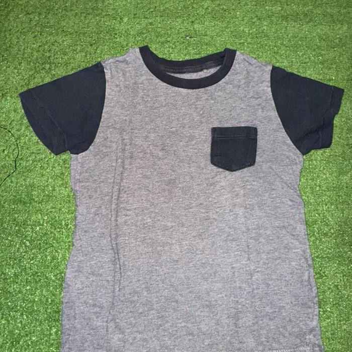 Kaos Uniqlo Abu size 110 Second
