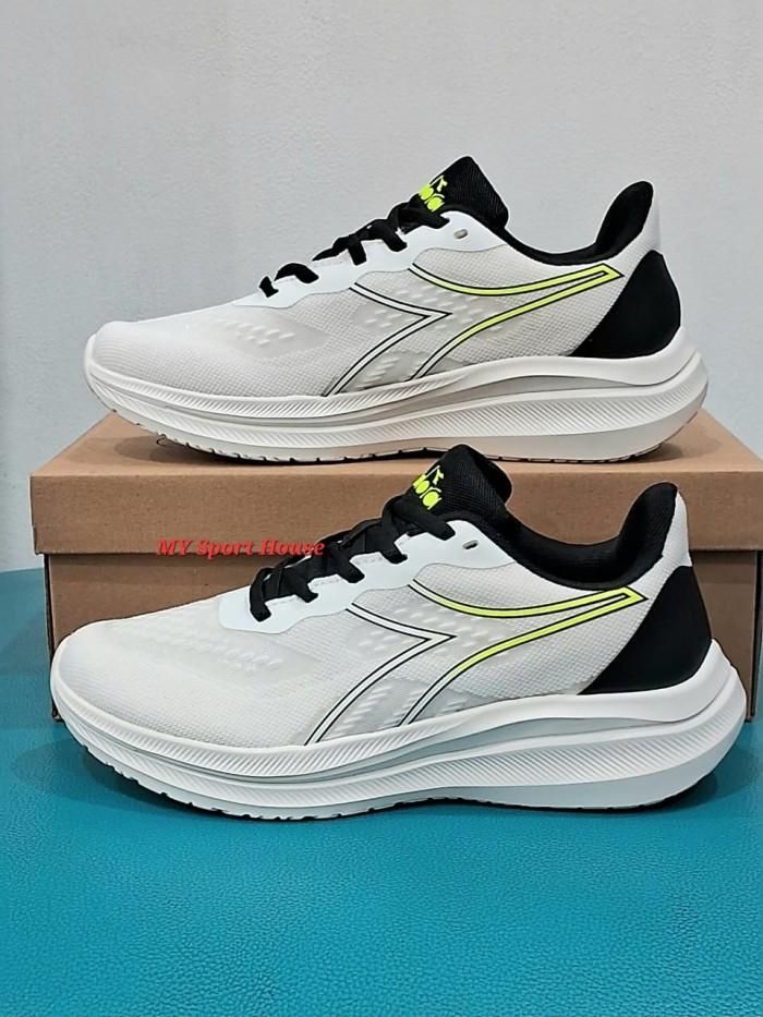Sepatu Lari Pria Diadora DIARU240403W Men' Running Shoes Original - Putih+Hitam