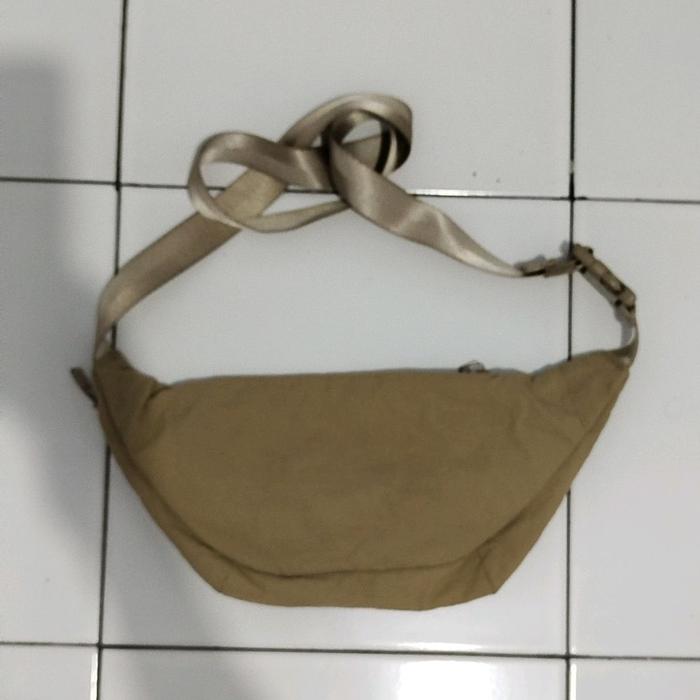 Tas Selempang Uniqlo Original Preloved pria wanita  warna beige, panjang tali tas 110 cm