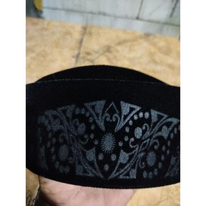 Peci Susun Motif Laser Bludru Hitam 7-9 Cm