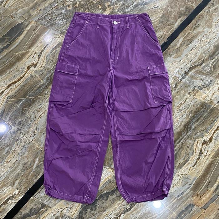 EDWIN Celana Cargo Superwide Ballon Pants Warna Ungu dengan Desain Kantong Luas dan Nyaman