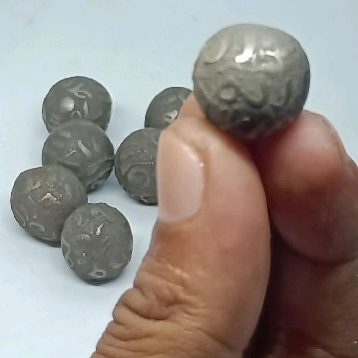 Batu Muntah Besi , Rajah Timbul , Nempel Magnet