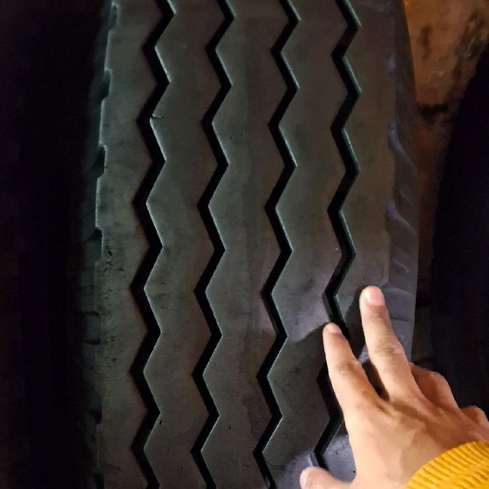 ban truck/fuso 10.00-20 bekas