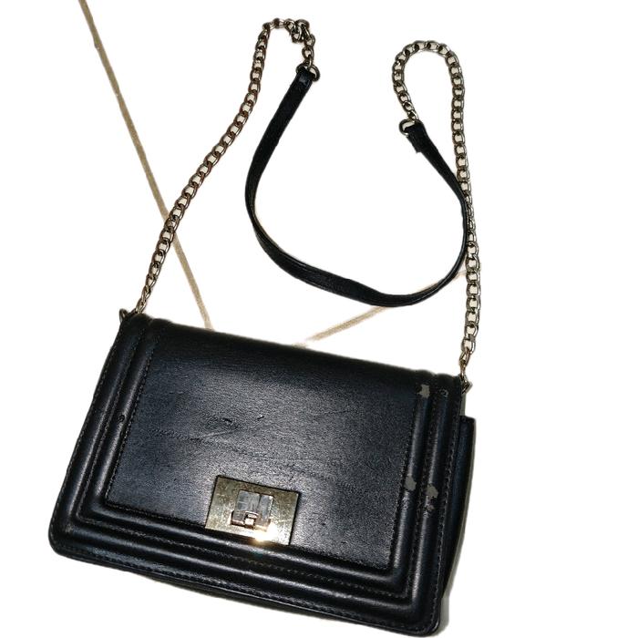 Tas Selempang Stradivarius Original Hitam Rantai Turnlock Sling Bag Preloved