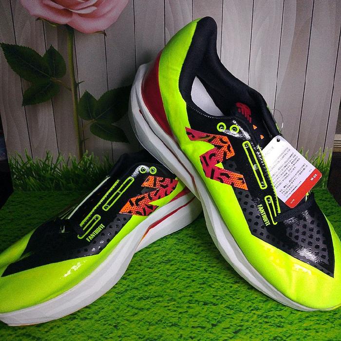 NB Sepatu Running Rebel Size 43 Insol 27,5 Made in China dengan Desain Neon Hijau dan Merah